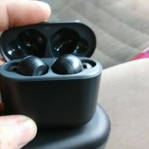 I am selling my skullcandy Wireless earbuds